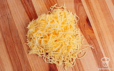 Сыр и сосиску потрите на терке. Сыр на мелкой терке , а сосиску на более крупной.