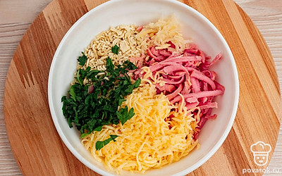 Зелень мелко порежьте, чеснок пропустите через пресс.