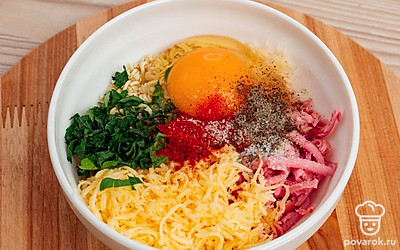 Посолите, поперчите по вкусу. Добавьте яйцо и паприку, все хорошо перемешайте.