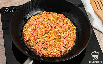 Поставьте сковороду на огонь, добавьте немного масла и приготовленной смеси. Накрываем крышкой, обжариваем примерно 5-7 минут.