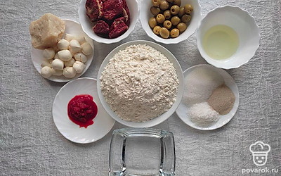 Приготовьте ингредиенты по списку. Откройте продукты в банках. Муку просейте. Приготовьте посуду для замешивания теста.