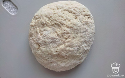 Замешайте тесто из муки, соли, сахара, дрожжей и оливкового масла. Месите его не меньше 10 минут, затем оставьте подходить примерно на 60 минут.