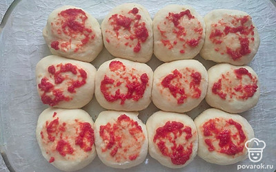 Уложите фокаччу в посуду для выпекания. Смажьте шарики соусом и посыпьте пармезаном, или по желанию — кунжутом. Выпекайте в духовке при 180 градусах 30 минут.