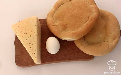 Подготовьте продукты, они должны быть комнатной температуры. Натрите сыр на крупной терке.