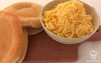 В натертый сыр добавьте яйцо, можно и без, но яйцо позволит сыру не «сбегать», и сдерживать сырный фарш вместе. Питу надрежьте не до конца и начините сырным фаршем.