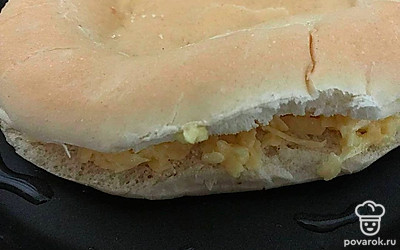 Выложите на разогретую сковороду и обжарьте с двух сторон. Можете воспользоваться и микроволновой печью. Жарить питу не нужно, необходимо дать растаять сыру.