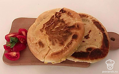 Подавайте питу с сыром на завтрак к горячему кофе, либо чаю. Выложите на отдельное блюдо нарезанные ломтики колбасы, ветчины, сыра или брынзы.