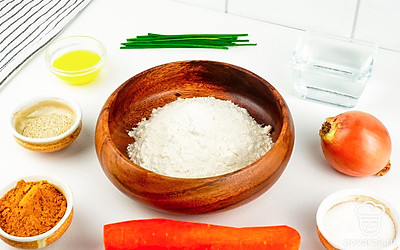 Подготовьте все ингредиенты. Помойте и очистите овощи.