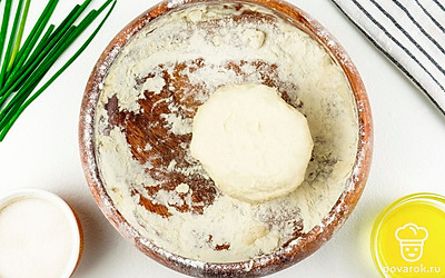 Приготовим тесто. Возьмите муку, смешайте ее с теплой водой и солью. Замесите тесто, сформировав колобок, и отложите на 60 минут.