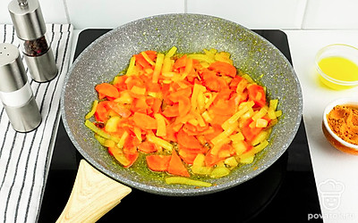 Пока тесто «отдыхает», займитесь соусом. Нарежьте репчатый лук и морковь. Смажьте сковороду растительным маслом и обжарьте овощи до золотистого цвета.