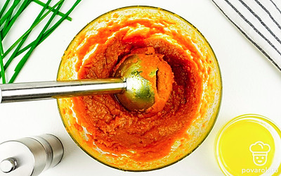 Добавьте к овощам соль, перец и карри. Потушите смесь 10 минут на небольшом огне до мягкости. После того, как овощи немного остынут, пюрируйте их блендером.