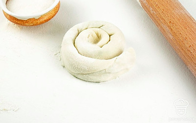 Сверните тесто в трубочку и закрутите ее в плотную спираль. Оставьте на 30 минут.