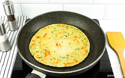 Разверните лепешку и обжарьте ее на сковороде с обеих сторон до золотистой корочки. Используйте для жарки топленое масло.