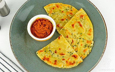 Обязательно подавайте лепешки горячими, а каждую порцию дополните ломтиком лимона. Его приятная кислинка отлично оттеняет вкус соуса.