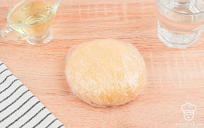 Сформируйте из теста шарик, обверните его пищевой пленкой и оставьте на час.