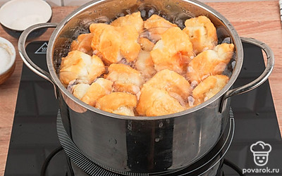 Возьмите большую кастрюлю и влейте в нее растительное масло. Обжаривайте баурсак в кипящем масле в течение 15 минут, периодически переворачивая заготовки из теста на другую сторону.