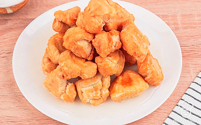 Красиво уложите баурсаки на тарелку и полейте сахарным сиропом. Готово!