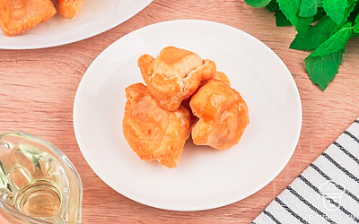 Возьмите красивую тарелку и выложите на нее баурсаки в сахарном сиропе! Подавайте баурсаки к чаепитию! Приятного аппетита!