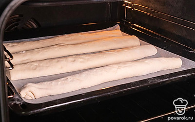 Испеките хлеб. Разогрейте духовку до 220 градусов. Сделайте на каждом багете диагональные надрезы и поместите в духовку на 15 минут до образования золотистой корочки.