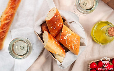 Имеется масса вариантов различных бутербродов, которые можно приготовить из багетов. Но для классической подачи наломайте руками куски багета, смажьте их маслом и посыпьте кунжутом.