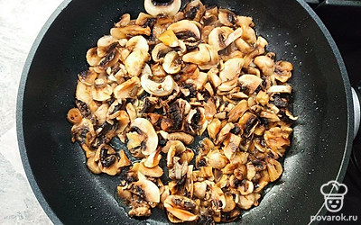 Обжарьте шампиньоны в сковороде с небольшим добавлением растительного масла до готовности.