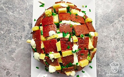 Заложите в порезы на хлебе сначала обжаренные грибы, затем зеленый лук и пластинки из сыра.