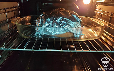 Закройте хлеб фольгой и отправьте в предварительно разогретую до 180 градусов духовку на 15 минут. Затем уберите фольгу и запекайте еще 10 минут.