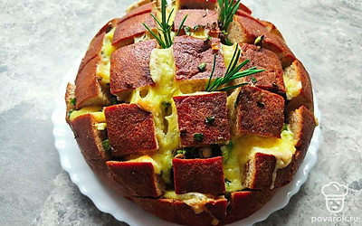 Достаньте хлеб из духовки и дайте ему немного остыть. Выложите хлеб на блюдо, разрежьте на небольшие кусочки и подавайте к столу.