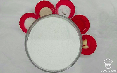 Просейте пшеничную муку, так в ней не останется ненужных примесей, а тесто будет более однородным. Слегка нагрейте воду, она должна быть теплой.