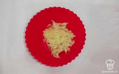 Для приготовления используйте хлебопечку, в ней быстрее и удобнее. Если ее нет, можете запекать в обычной духовке. Очень важно правильно подготовить чеснок, измельчите его удобным способом, но сразу не добавляйте, иначе он склеится в один комок.