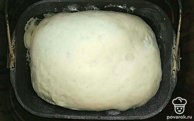 В чашу от устройства налейте воду, добавьте сахар, соль и растительное масло. Всыпьте муку, сверху выложите измельченный чеснок тонким слоем и припудрите его так, чтобы он был рассыпчатым и равномерно распределился по выпечке. Следом высыпьте дрожжи, установите чашу в хлебопечку и замесите тесто.