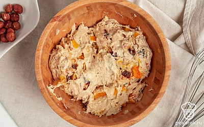 Замесите тесто. Добавьте к муке соль, перемешайте, влейте опару, всыпьте сухофрукты и орехи. Вымесите тесто и поставьте его в теплое место без сквозняков на 1 час. За это время тесто увеличится в размерах приблизительно в три раза.