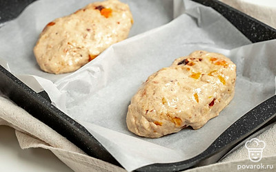 Доведите тесто до готовности. Через час тесто обомните, сформируйте из него булку, выложите ее на противень, прикройте полотенцем и оставьте еще на 20-30 минут.