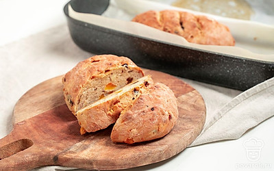 Испеките хлеб. Духовку разогрейте до 250 градусов, сбрызните водой из пульверизатора, убавьте температуру до 220 градусов, поставьте противень с тестом на 5 минут. Затем убавьте нагрев до 180 градусов и выпекайте еще 30 минут.