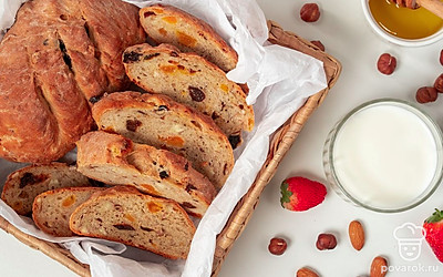 Хлебу с сухофруктами и орехами дайте немного остыть, затем разрежьте на кусочки. Подавайте со стаканом прохладного молока.