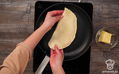Разогрейте сухую сковороду на среднем огне. Обжарьте лепешки с двух сторон по 2 минуты. Снимите со сковороды и намажьте сливочным маслом с обеих сторон, наколов масло на вилку. Вот и все! Как видите, рецепт турецкой лепешки не очень сложный.