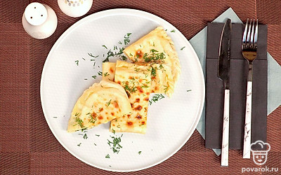 Чтобы произвести впечатление на гостей, нарежьте готовые лепешки и выложите на красивую тарелку. Посыпьте измельченной зеленью.