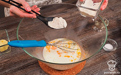 Приступайте к приготовлению теста. В глубокой емкости смешайте молоко, яйцо, половину муки, соль.