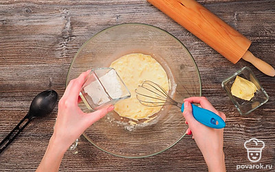 Сыр и чеснок добавьте в получившуюся массу. Перемешайте. Добавьте оставшуюся муку, растительное масло и замешайте тесто.