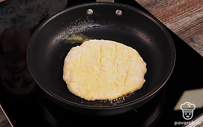 Смажьте сковороду сливочным маслом и обжарьте лепешки с каждой стороны по 5 минут на среднем огне до золотистого цвета.