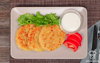 Лепешки можно есть как угодно и с чем угодно. Они одинаково вкусные как в горячем, так и холодном виде.