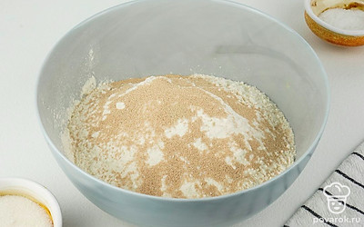 Сухие дрожжи смешайте с сахаром, солью и мукой.