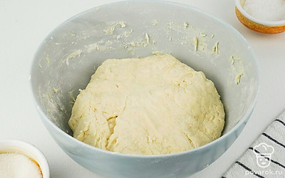 Потихоньку влейте воду, дайте дрожжам набухнуть. Затем замесите тесто.