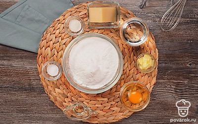 Возьмите чистую сухую миску и просейте в нее рисовую муку. Вымойте с мылом яйцо. Воду подогрейте, чтобы она была едва теплой. Добавляйте только кипяченую или фильтрованную воду. Натрите сыр на мелкой терке. Разбейте в воду яйцо и хорошо перемешайте вилкой до однородности.