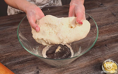 Начните готовить лепешки из рисовой муки. Для этого замесите тесто. К муке добавьте соль и сахар, хорошо перемешайте. Введите воду с яйцом. Делать это нужно тонкой струйкой, постоянно помешивая ложкой. Как только жидкость исчезнет, смажьте руки растительным маслом и приступите к замесу теста руками. Через 5-8 минут тесто будет готово. Оставьте его в сторонке на 20 минут.