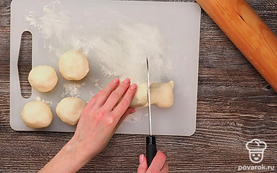 Сформируйте рисовые лепешки. Для этого разделите тесто на 6 одинаковых частей. Сформируйте руками колобки и присыпьте их мукой. Скалку и стол тоже посыпьте небольшим количеством муки. Раскатывайте лепешки до тех пор, пока они не станут такого же диаметра, как сковорода.