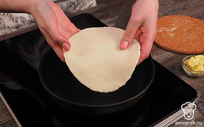 Обжарьте лепешки из риса на сковороде. Для этого поставьте ее на средний огонь. Масло не наливайте. Обжаривайте, пока не зарумянится, примерно по 3-4 минуты с каждой стороны.