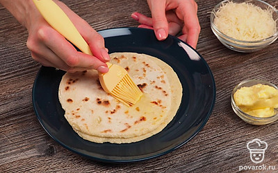 Приготовьте подачу. Сразу же после приготовления смажьте лепешки кусочком сливочного масла. Так они станут более сочными.