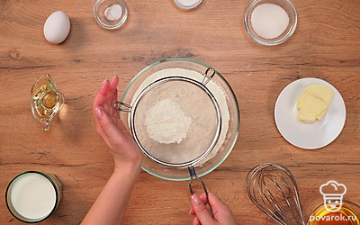 Удобно расположите ингредиенты. Все продукты должны быть комнатной температуры. Муку просейте. Молоко подогрейте в микроволновке или кастрюле, оно должно быть теплым, почти горячим, чтобы дрожжи лучше разбухли.