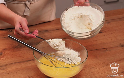 Приступите к замешиванию теста. В глубокую миску влейте молоко, всыпьте дрожжи и добавьте яйцо. Сразу же добавьте сливочное масло и посолите, добавте растительное масло Получившуюся смесь тщательно размешайте венчиком и частями добавьте просеянную муку, аккуратно перемешивая.